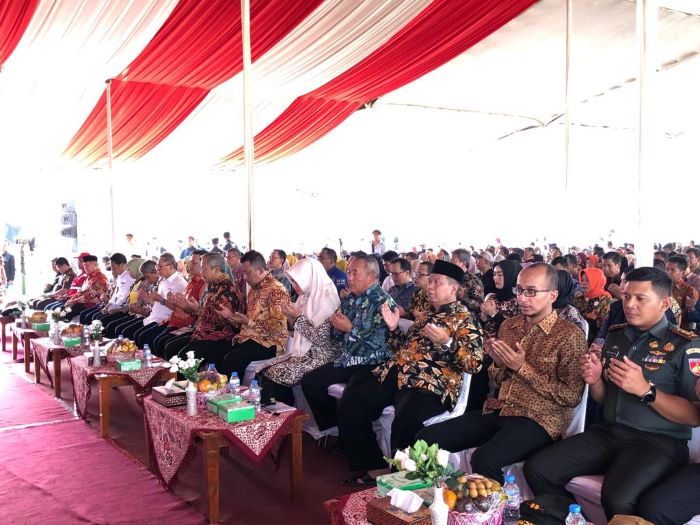 Ratusan tamu undangan dan peserta kirab berdoa demi kelancaran pembangunan Pasar Banjarsari Pekalongan