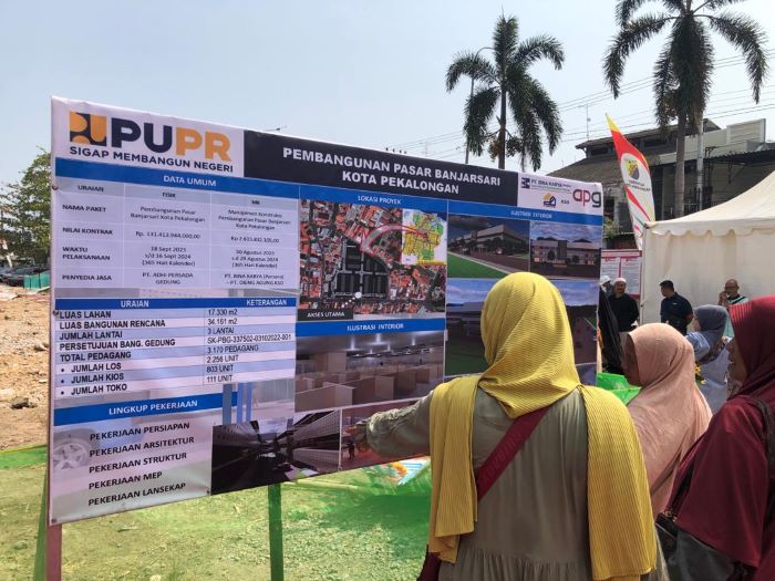 Beberapa pedagang di Pasar Banjarsari Pekalongan melihat desain pembangunan pasar yang terbaru